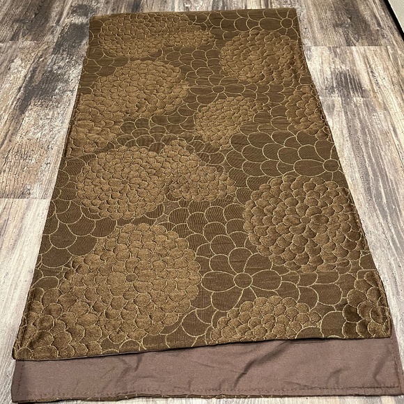 Table runner - Picture 1 of 1